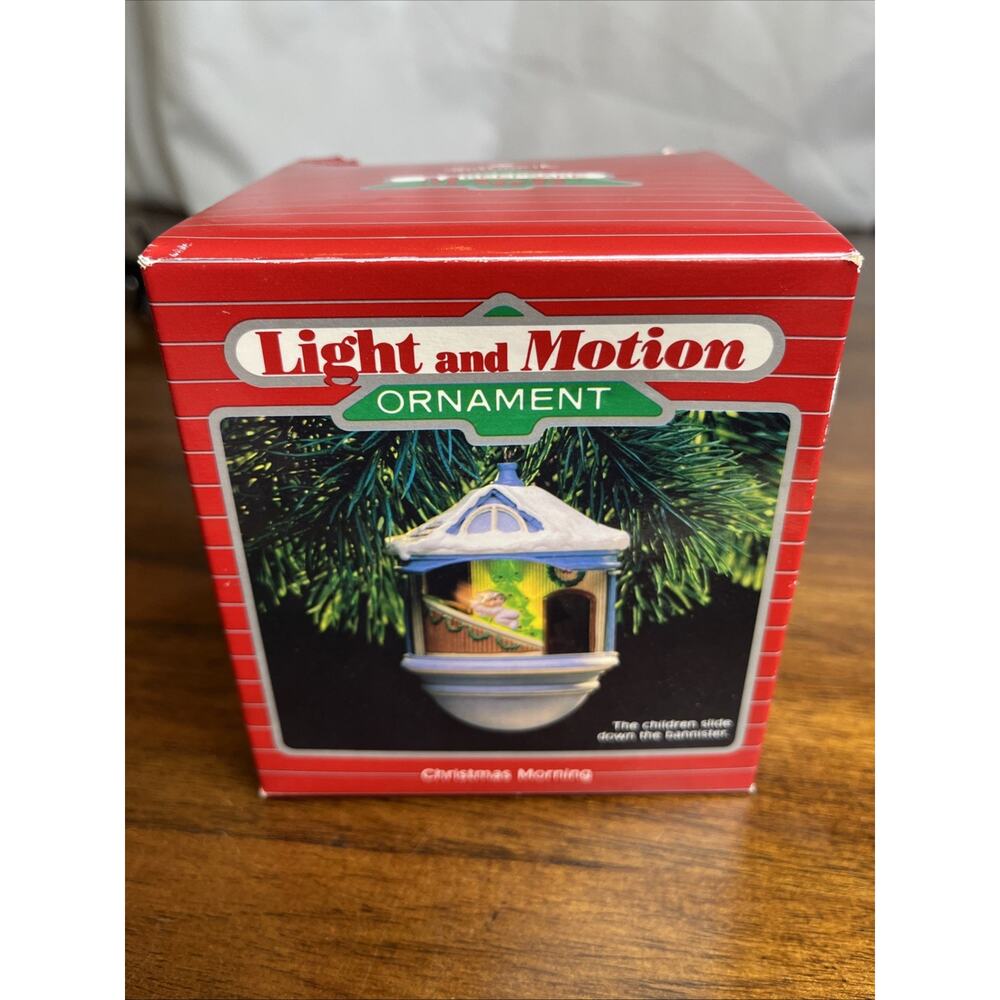 Vintage 1986 Hallmark Keepsake Magic Ornament “Christmas Morning” Light & Motion - Picture 6 of 9